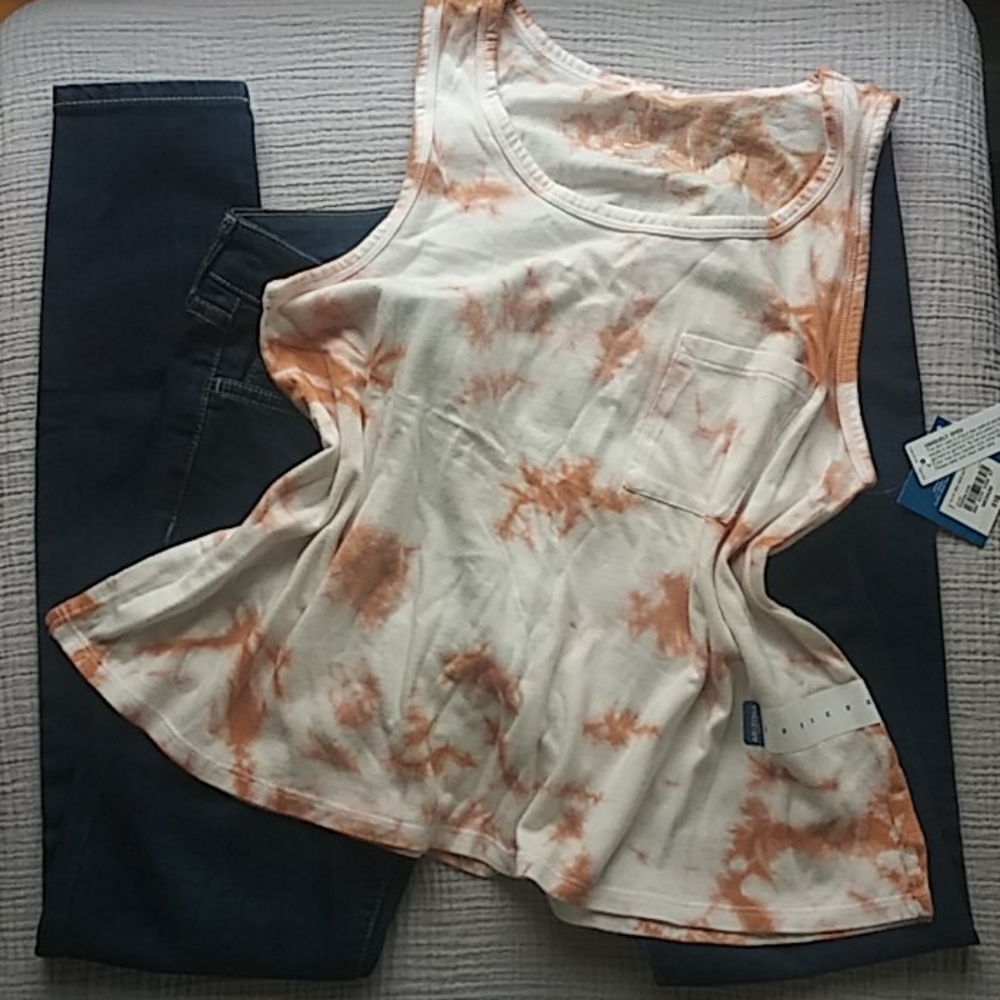 NWT. Arizona Flowy tye dye pocket tank Med…